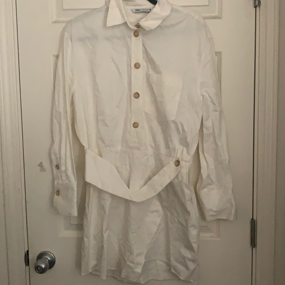 Zara white collar dress brownish buttons and long sleeves questions let me know.